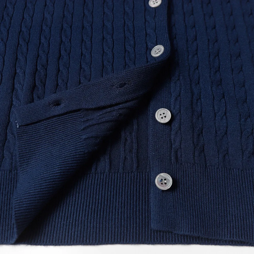 P166 Style No.: 602 -Ralph Lauren RL cardigan with classic war horse logo embroidery on the chest, long-sleeved sweater sweater jacket -The item is made of custom-dyed and custom-spun yarn, purchased from the original version. A full set of customized accessories. Details determine success or failure. Heavy new autumn and winter style. The weight of the item is as high as 800 grams. It is soft and delicate and does not tie the body. The upper body effect is very nice. Loose fit. Women's style. -Color: black, off-white, milk tea, light gray, dark gray. Navy blue red khaki red - Size: S / M / L S size 80-100 catties M size 100-120 catties Large size 120-135 catties